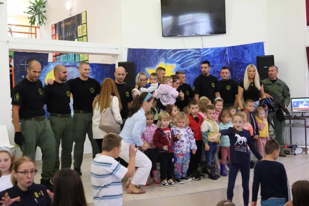 (FOTO-VIDEO) Mališani s oduševljenjem pratili pokaznu vježbu specijalne policije te razgledali opremu i naoružanje