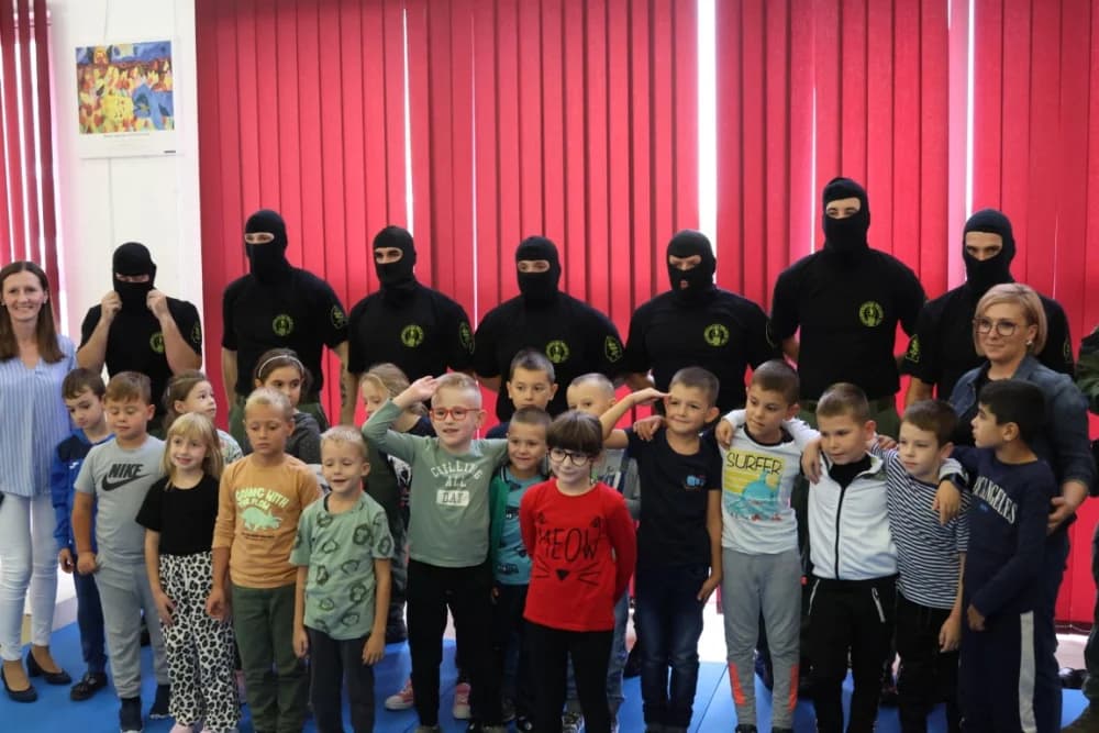 (FOTO-VIDEO) Mališani s oduševljenjem pratili pokaznu vježbu specijalne policije te razgledali opremu i naoružanje