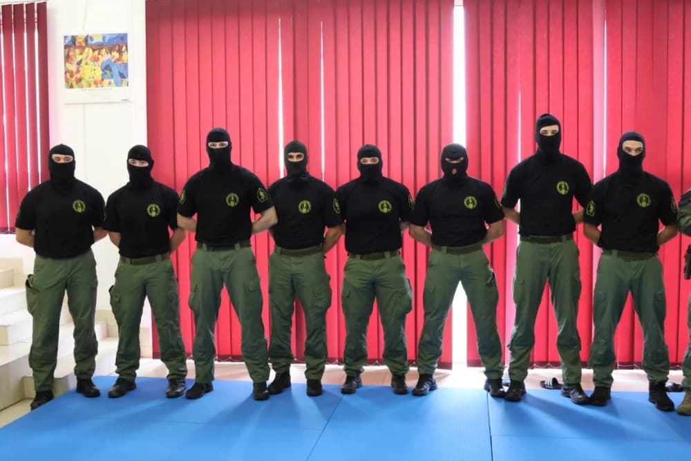 (FOTO-VIDEO) Mališani s oduševljenjem pratili pokaznu vježbu specijalne policije te razgledali opremu i naoružanje