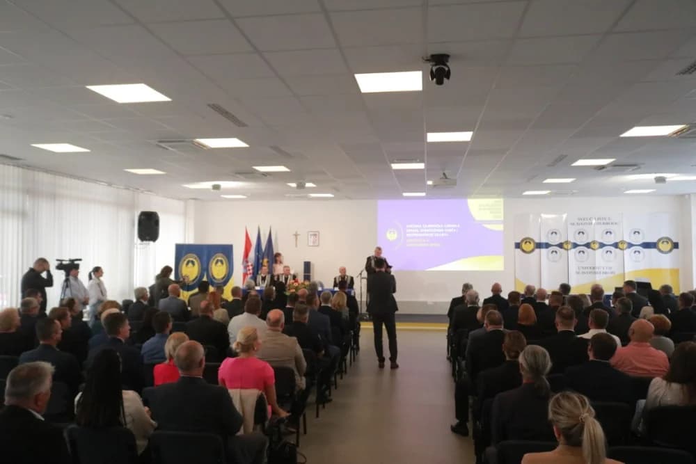 Slavonsko-brodsko Sveučilište kao najmlađe u Hrvatskoj bilježi zavidna dostignuća: „U tekućoj akademskoj godini studira oko dvije tisuće studenata na svim razinama sveučilišnih i stručnih studija“