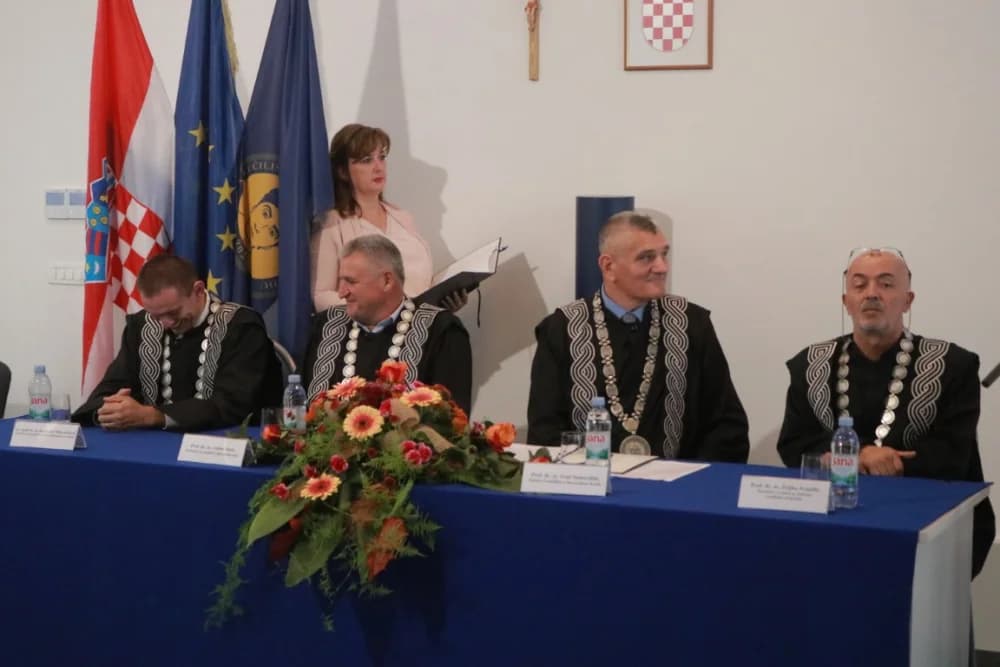 Slavonsko-brodsko Sveučilište kao najmlađe u Hrvatskoj bilježi zavidna dostignuća: „U tekućoj akademskoj godini studira oko dvije tisuće studenata na svim razinama sveučilišnih i stručnih studija“