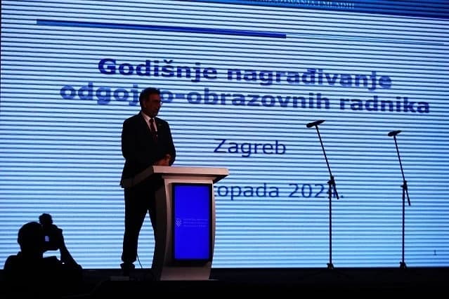 Ministarstvo obrazovanja nagradilo 11 učitelja i nastavnika s područja Brodske županije
