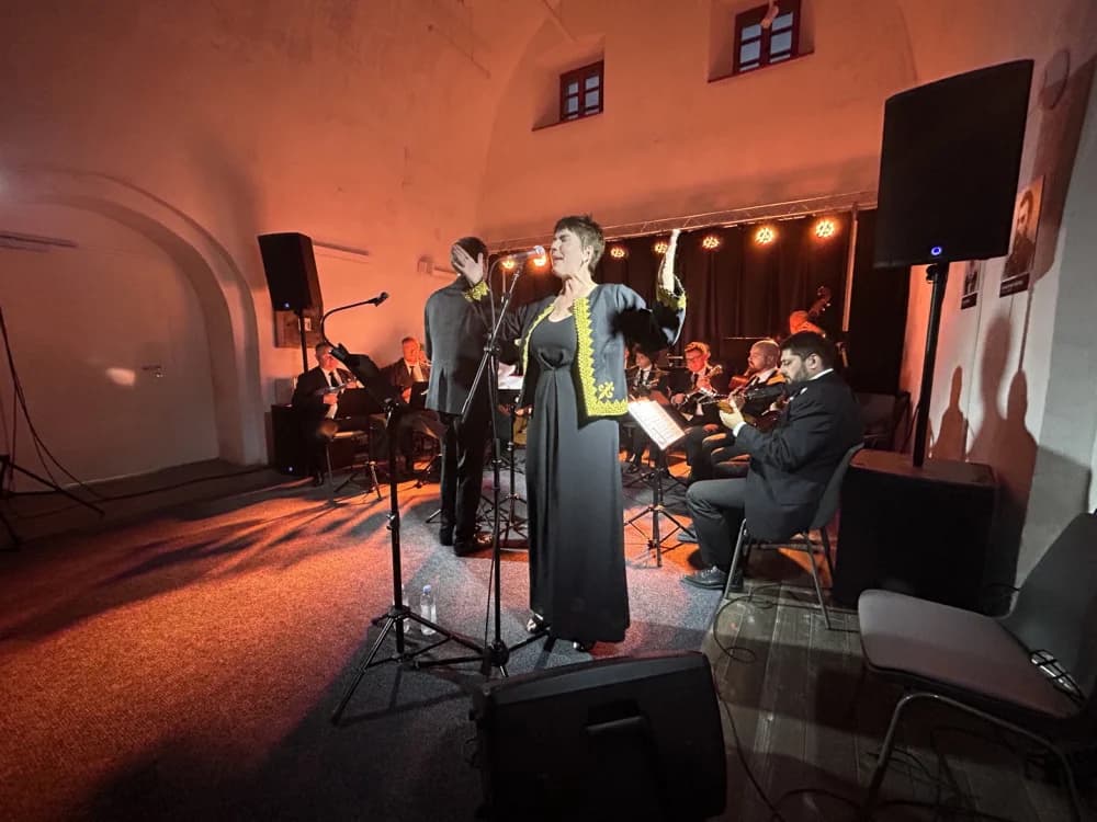 Nina Ćorić i Tamburaški orkestar HRT-a oduševili publiku u Kući tambure