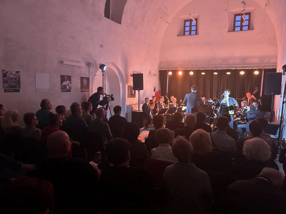 Nina Ćorić i Tamburaški orkestar HRT-a oduševili publiku u Kući tambure
