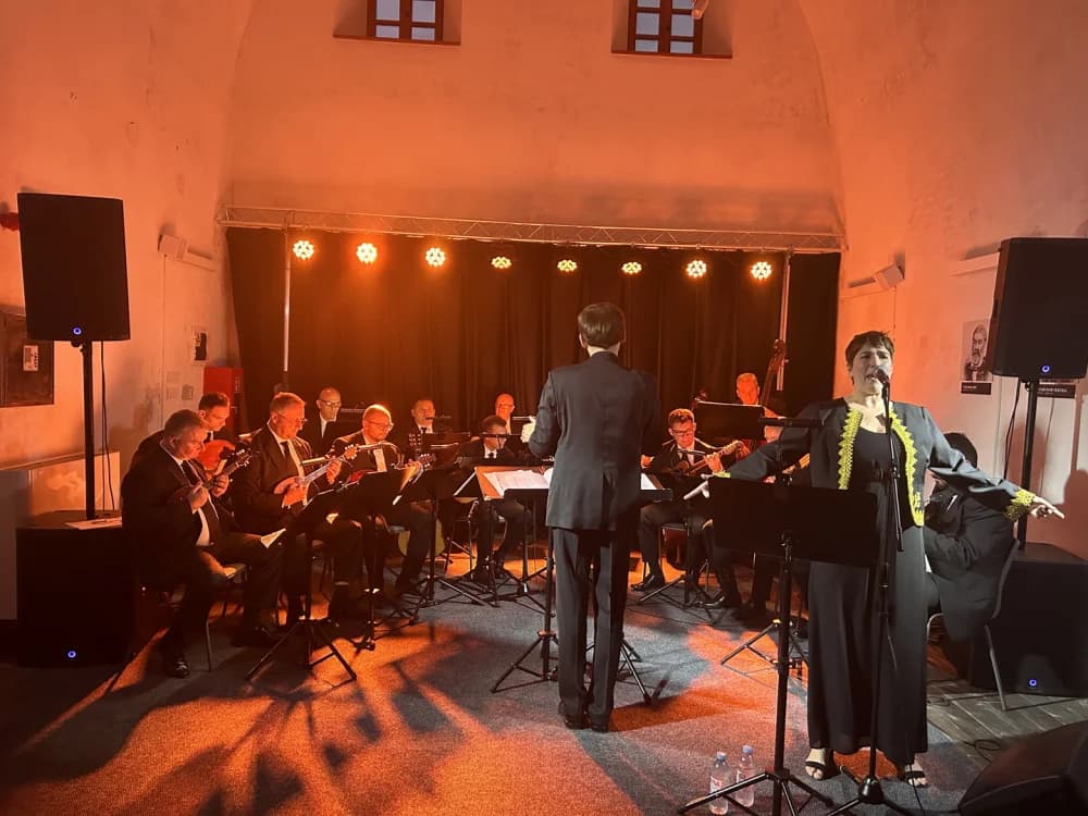 Nina Ćorić i Tamburaški orkestar HRT-a oduševili publiku u Kući tambure