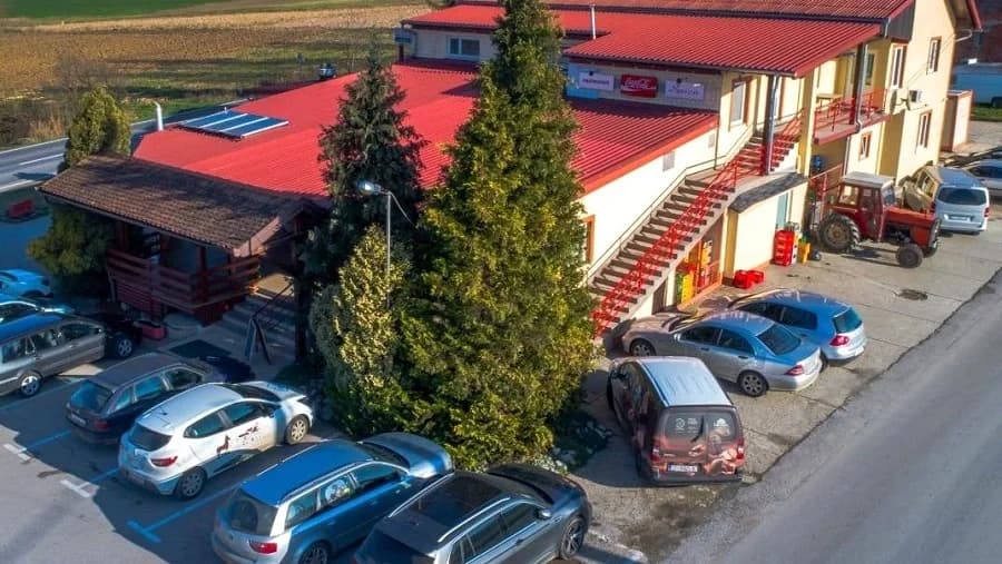 Priča iz Hrvatske: Dok su se svatovi zabavljali, lopov im harao po automobilima
