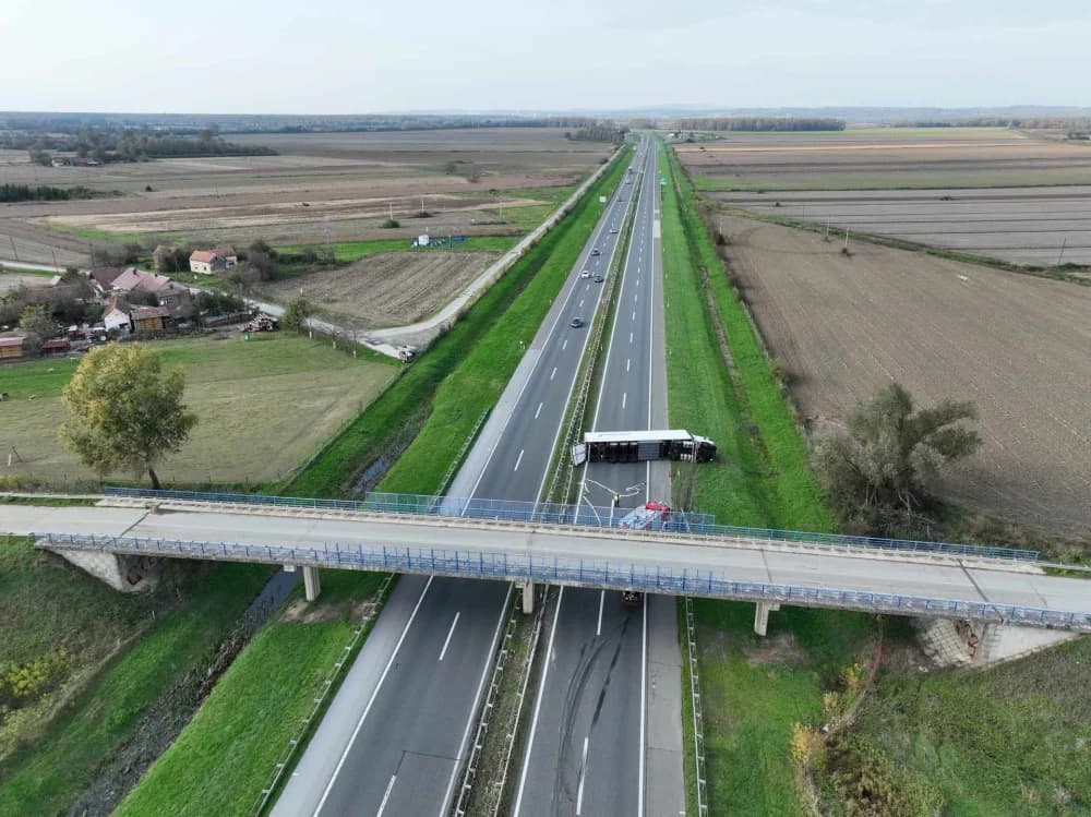 Tako to rade požeško tamburaši Paori - zasvirali na sred autoputa kod Novske dok su čekali prolazak zbog prometne nesreće