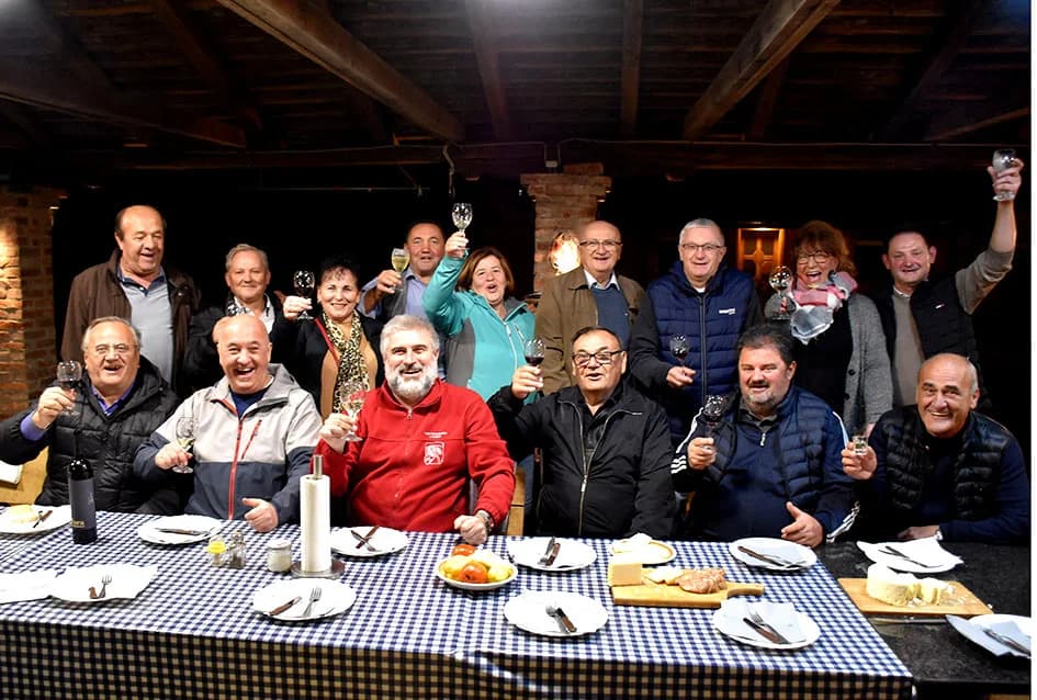 ČLANOVI KAPTOLAČKOG „VINO-KAPA“ GOSTI NOVOKAPELAČKIH I ORIOVAČKIH VINARA: Uz pečene kestene i druge delicije kušano mlado vino