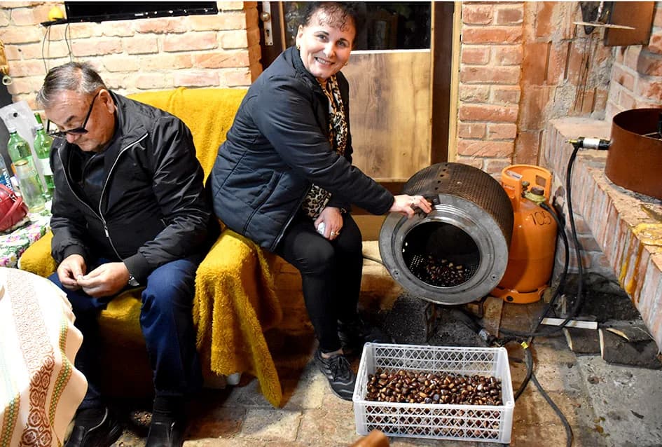 ČLANOVI KAPTOLAČKOG „VINO-KAPA“ GOSTI NOVOKAPELAČKIH I ORIOVAČKIH VINARA: Uz pečene kestene i druge delicije kušano mlado vino