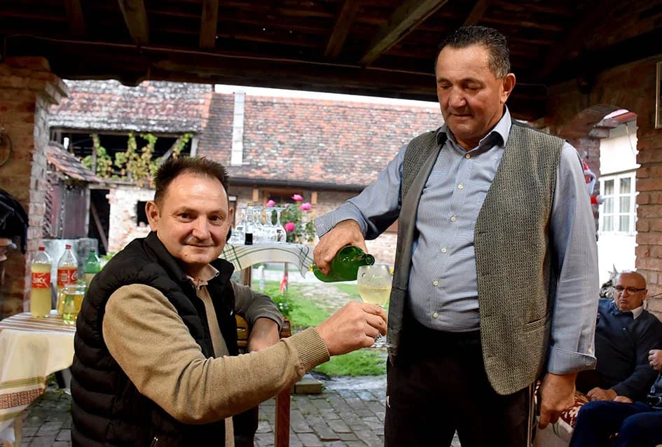 ČLANOVI KAPTOLAČKOG „VINO-KAPA“ GOSTI NOVOKAPELAČKIH I ORIOVAČKIH VINARA: Uz pečene kestene i druge delicije kušano mlado vino