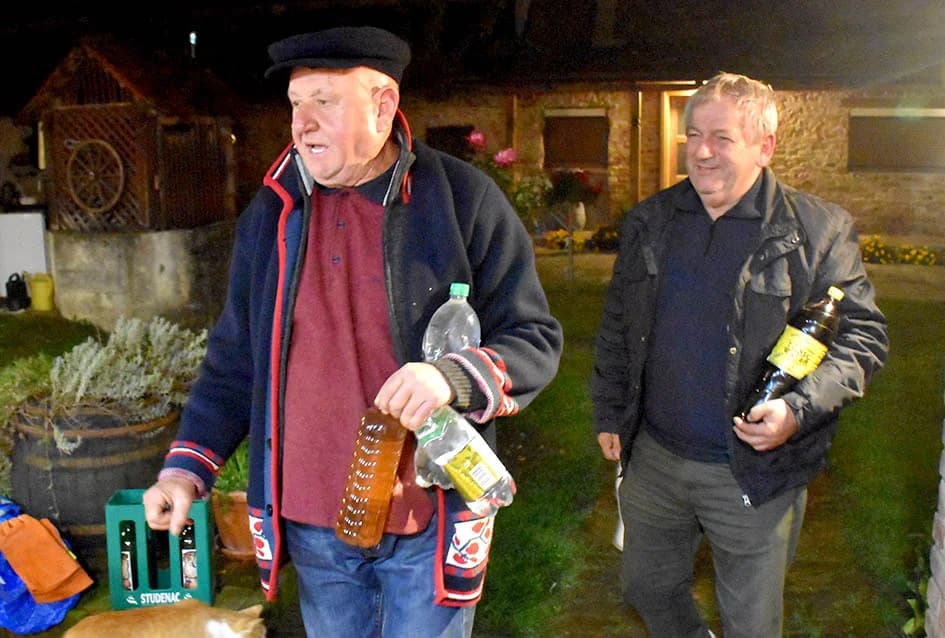 ČLANOVI KAPTOLAČKOG „VINO-KAPA“ GOSTI NOVOKAPELAČKIH I ORIOVAČKIH VINARA: Uz pečene kestene i druge delicije kušano mlado vino