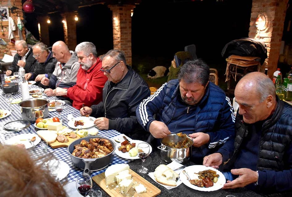 ČLANOVI KAPTOLAČKOG „VINO-KAPA“ GOSTI NOVOKAPELAČKIH I ORIOVAČKIH VINARA: Uz pečene kestene i druge delicije kušano mlado vino