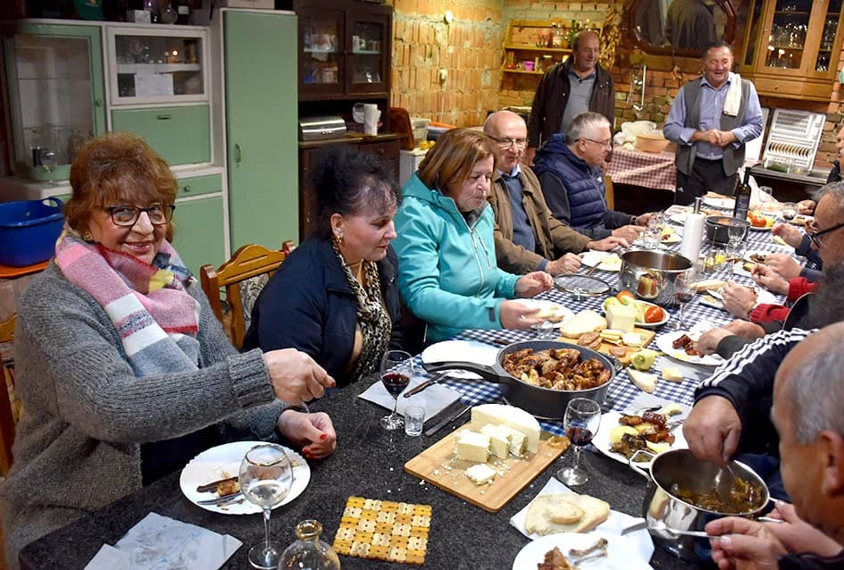 ČLANOVI KAPTOLAČKOG „VINO-KAPA“ GOSTI NOVOKAPELAČKIH I ORIOVAČKIH VINARA: Uz pečene kestene i druge delicije kušano mlado vino