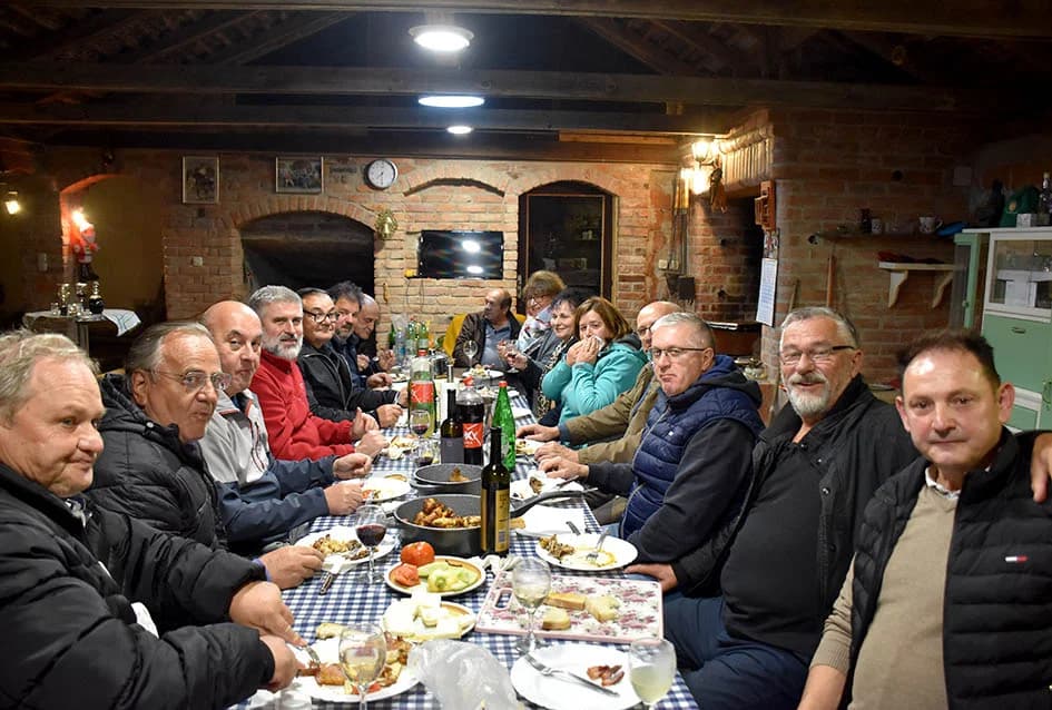 ČLANOVI KAPTOLAČKOG „VINO-KAPA“ GOSTI NOVOKAPELAČKIH I ORIOVAČKIH VINARA: Uz pečene kestene i druge delicije kušano mlado vino