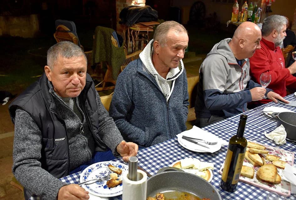 ČLANOVI KAPTOLAČKOG „VINO-KAPA“ GOSTI NOVOKAPELAČKIH I ORIOVAČKIH VINARA: Uz pečene kestene i druge delicije kušano mlado vino
