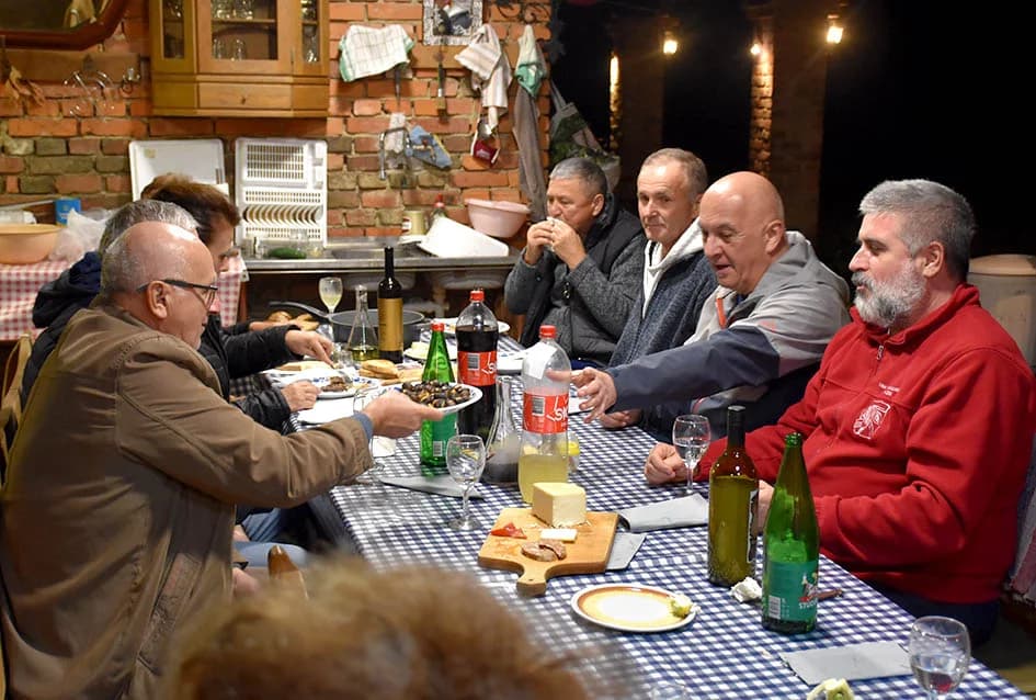 ČLANOVI KAPTOLAČKOG „VINO-KAPA“ GOSTI NOVOKAPELAČKIH I ORIOVAČKIH VINARA: Uz pečene kestene i druge delicije kušano mlado vino