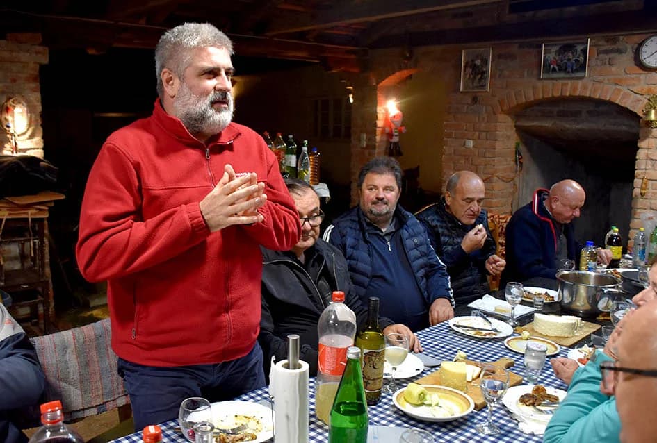ČLANOVI KAPTOLAČKOG „VINO-KAPA“ GOSTI NOVOKAPELAČKIH I ORIOVAČKIH VINARA: Uz pečene kestene i druge delicije kušano mlado vino