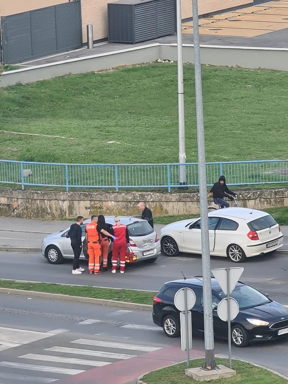 (FOTO) Prometna nesreća u Svačičevoj ulici – ozlijeđenu osobu prevezli u slavonsko-brodsku bolnicu