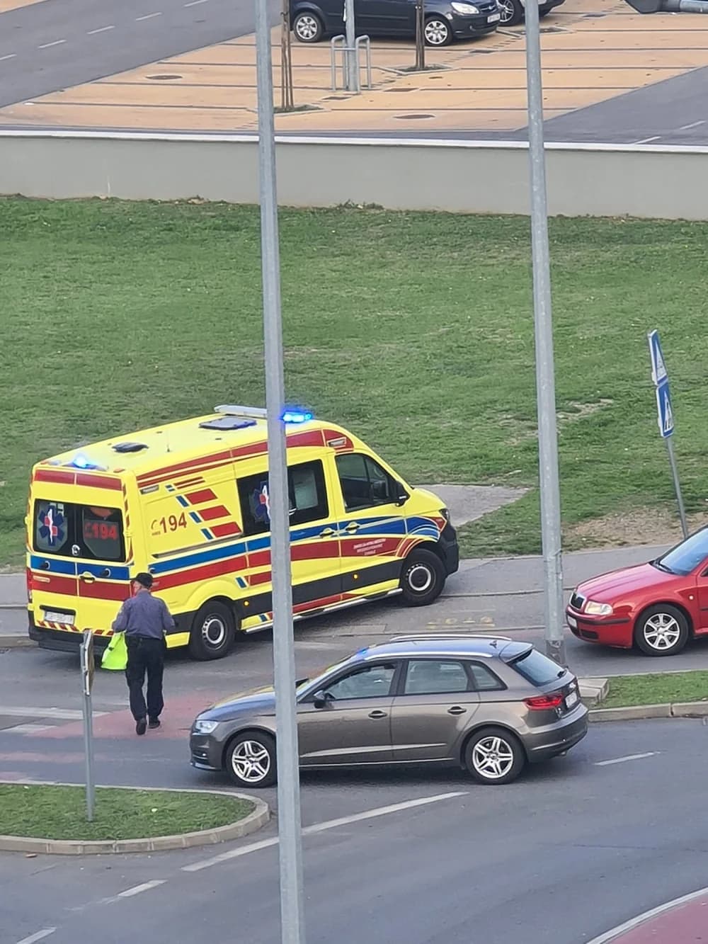 (FOTO) Prometna nesreća u Svačičevoj ulici – ozlijeđenu osobu prevezli u slavonsko-brodsku bolnicu