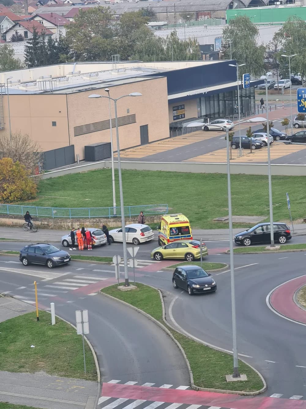 (FOTO) Prometna nesreća u Svačičevoj ulici – ozlijeđenu osobu prevezli u slavonsko-brodsku bolnicu