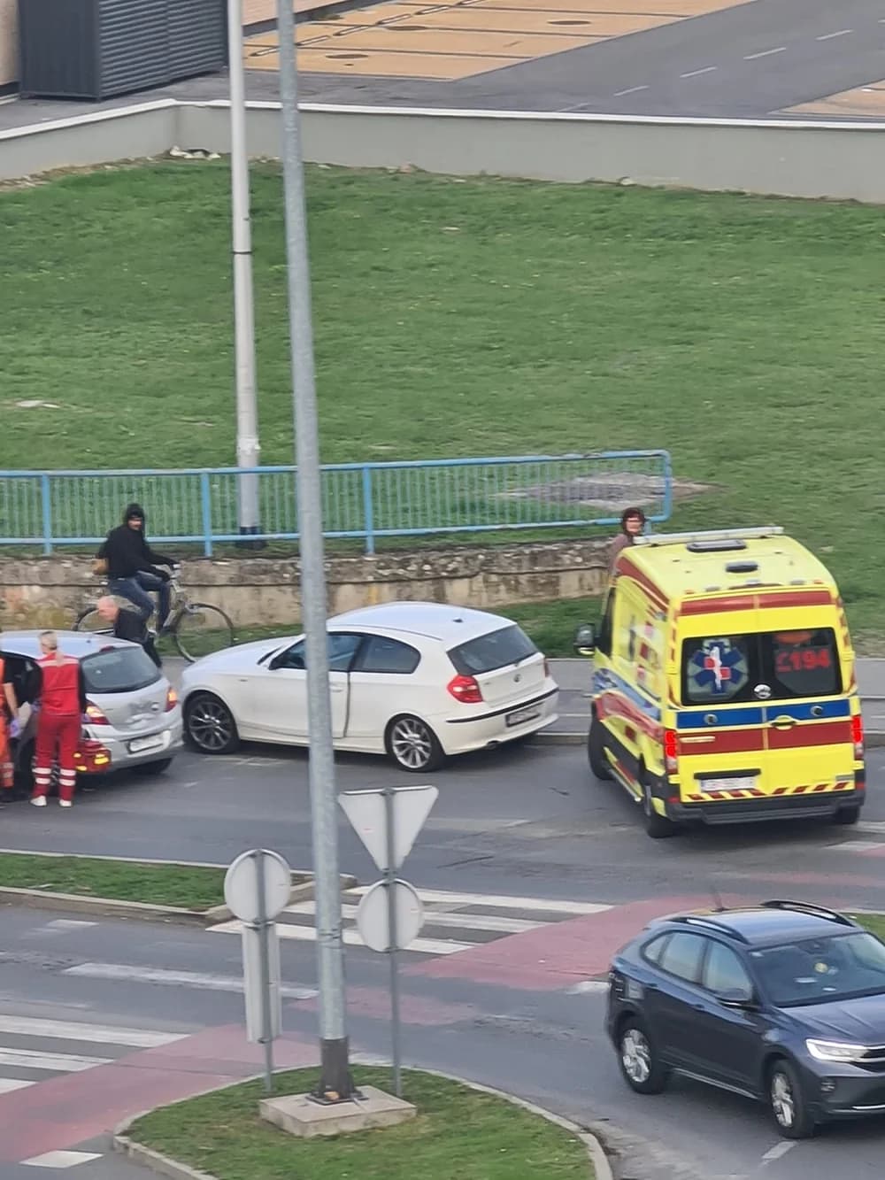 (FOTO) Prometna nesreća u Svačičevoj ulici – ozlijeđenu osobu prevezli u slavonsko-brodsku bolnicu