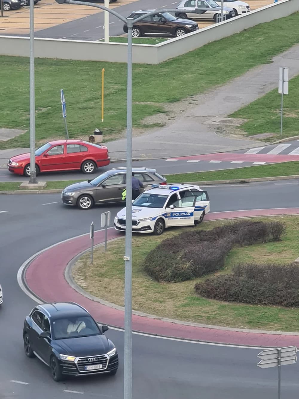 (FOTO) Prometna nesreća u Svačičevoj ulici – ozlijeđenu osobu prevezli u slavonsko-brodsku bolnicu