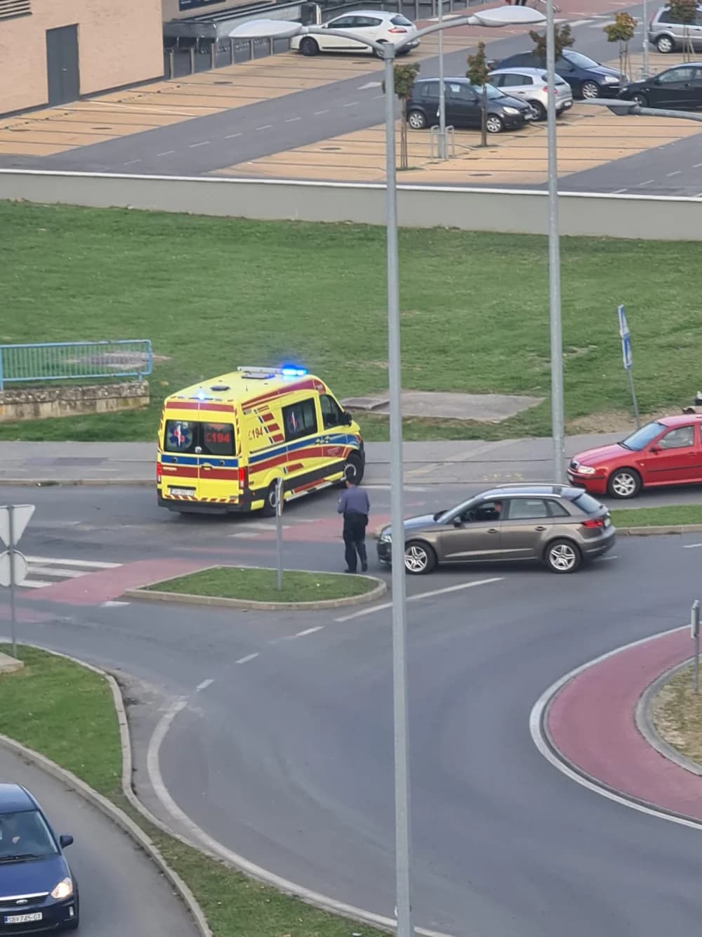 (FOTO) Prometna nesreća u Svačičevoj ulici – ozlijeđenu osobu prevezli u slavonsko-brodsku bolnicu