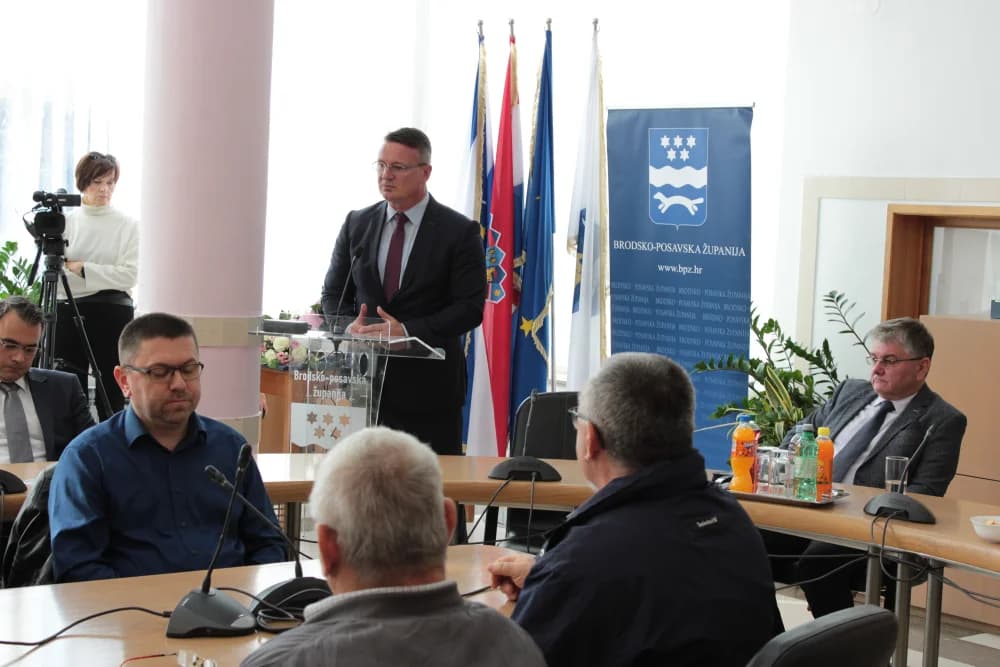 Dobrovoljnim darivateljima krvi Brodsko-posavska županija dodijelila povelje zahvalnosti