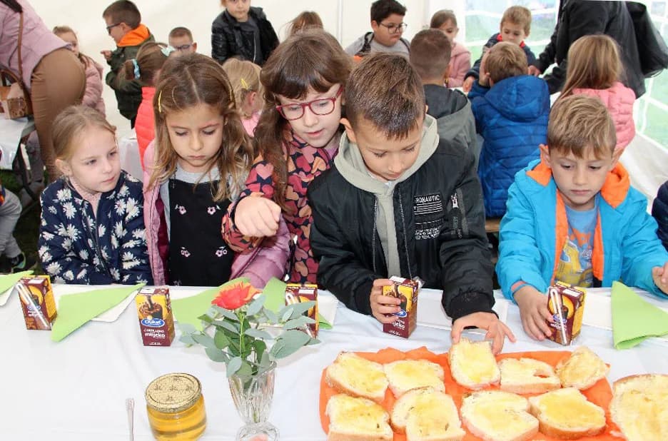 Velik broj izlagača i posjetitelja na Jesenskom poljoprivredno-poduzetničkom sajmu u Novoj Gradiški