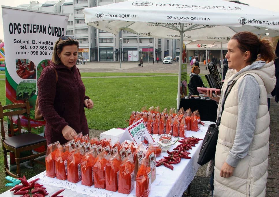 Velik broj izlagača i posjetitelja na Jesenskom poljoprivredno-poduzetničkom sajmu u Novoj Gradiški