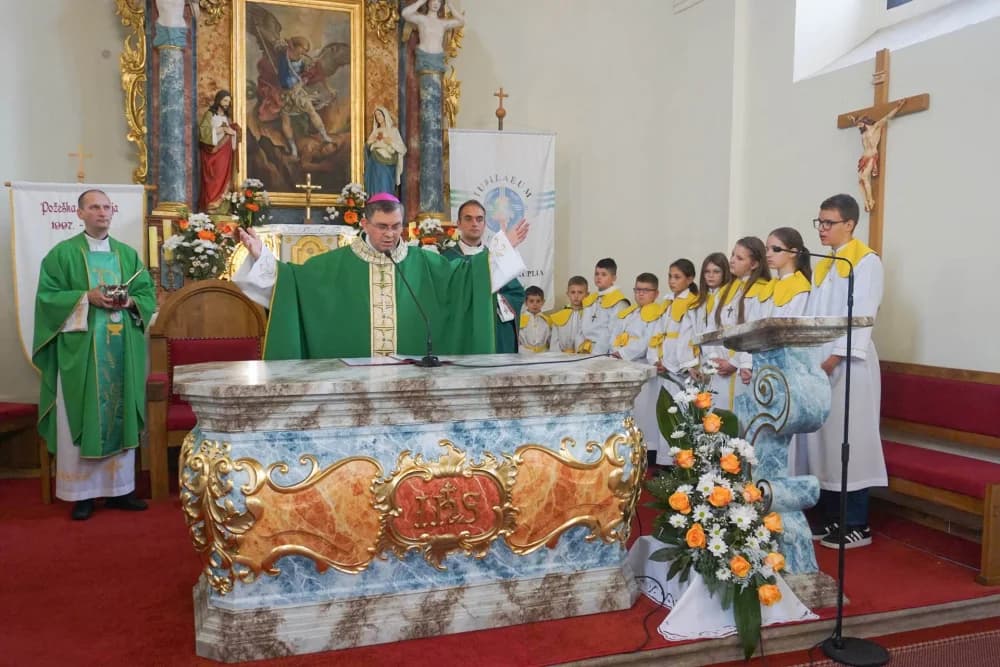 Novi oltar i ambon u Dubočcu blagoslovio biskup Ivo Martinović