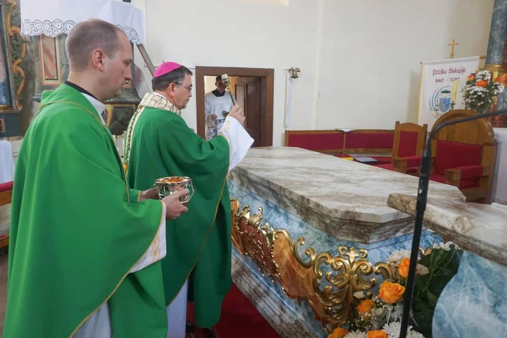 Novi oltar i ambon u Dubočcu blagoslovio biskup Ivo Martinović