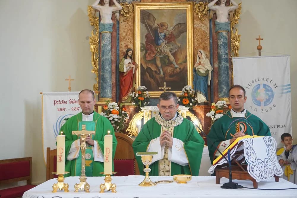 Novi oltar i ambon u Dubočcu blagoslovio biskup Ivo Martinović