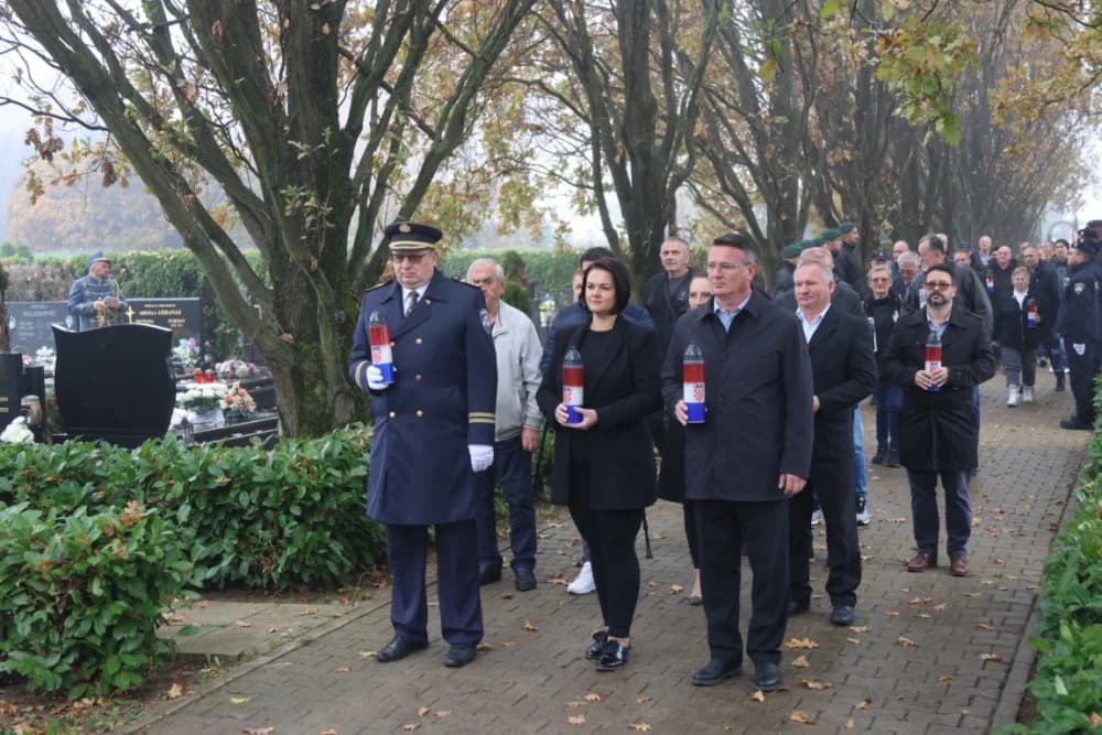 Kod središnjeg križa na Gradskom groblju u Sl. Brodu odana dužna počast svim poginulim i umrlim hrvatskim braniteljima i civilnim žrtvama