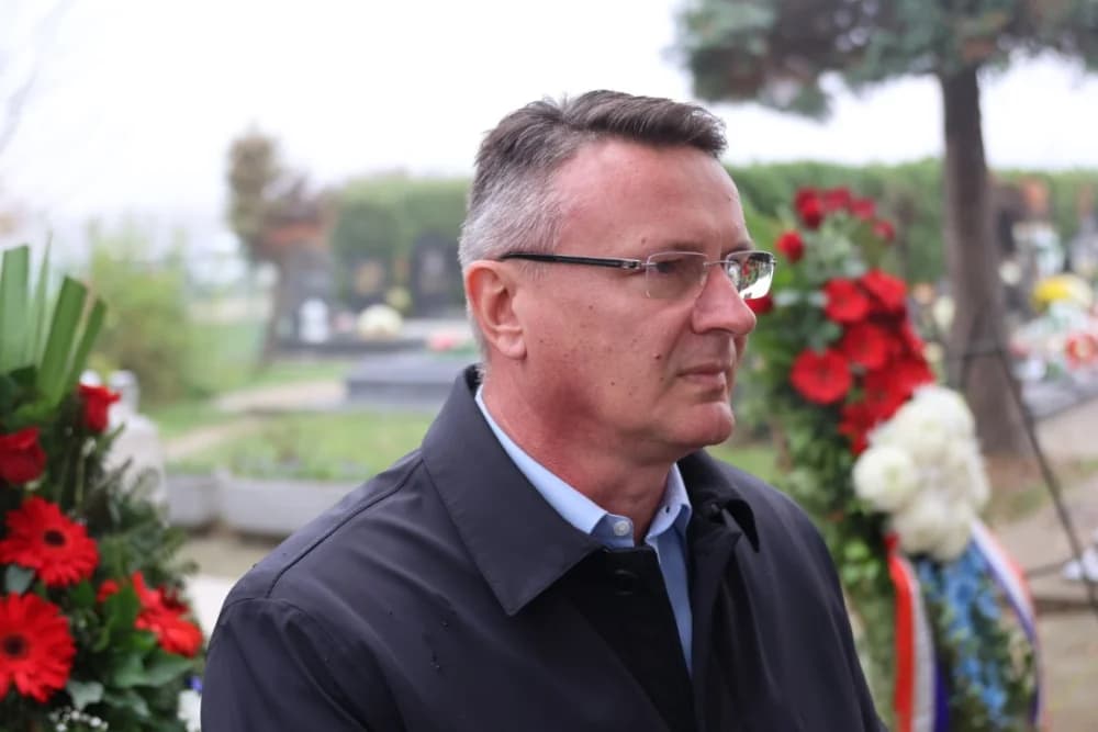 Kod središnjeg križa na Gradskom groblju u Sl. Brodu odana dužna počast svim poginulim i umrlim hrvatskim braniteljima i civilnim žrtvama