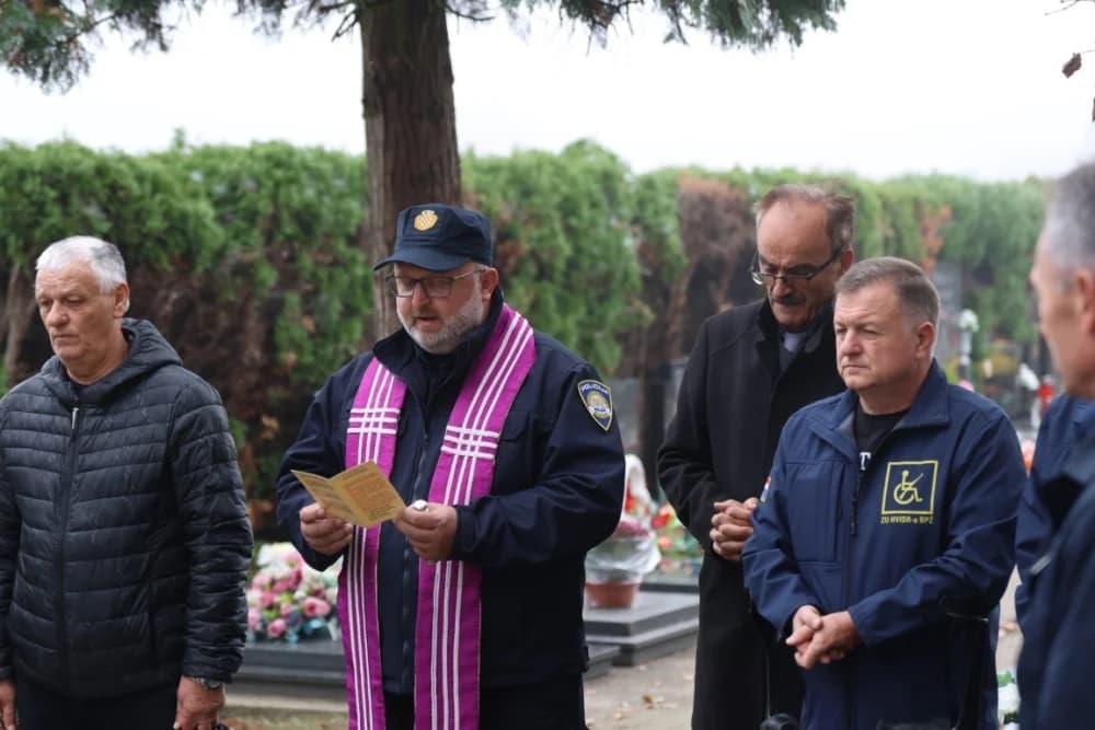 Kod središnjeg križa na Gradskom groblju u Sl. Brodu odana dužna počast svim poginulim i umrlim hrvatskim braniteljima i civilnim žrtvama