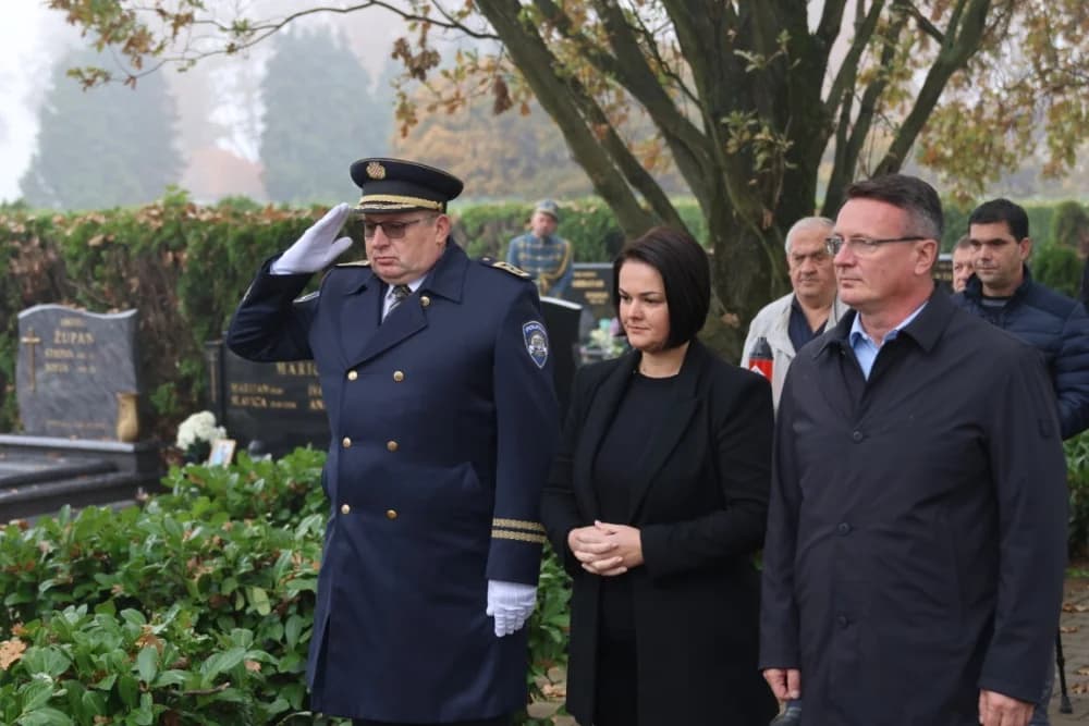 Kod središnjeg križa na Gradskom groblju u Sl. Brodu odana dužna počast svim poginulim i umrlim hrvatskim braniteljima i civilnim žrtvama