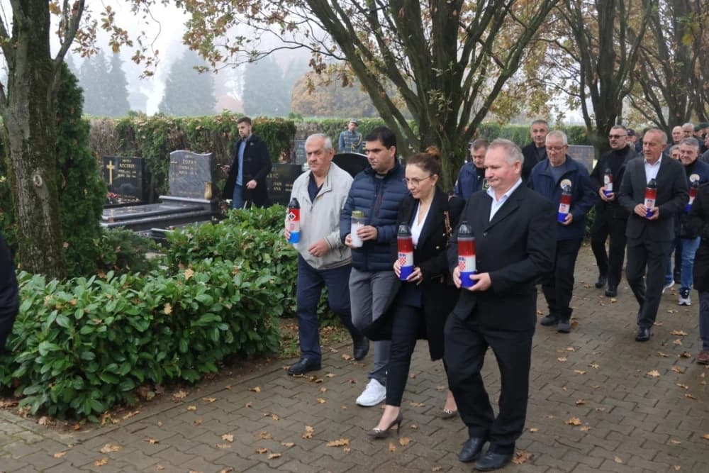 Kod središnjeg križa na Gradskom groblju u Sl. Brodu odana dužna počast svim poginulim i umrlim hrvatskim braniteljima i civilnim žrtvama