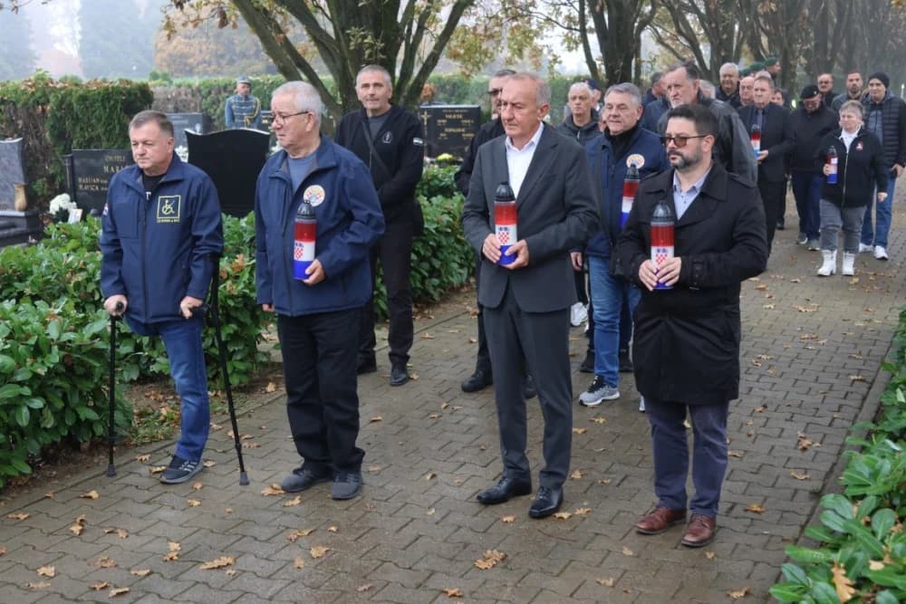 Kod središnjeg križa na Gradskom groblju u Sl. Brodu odana dužna počast svim poginulim i umrlim hrvatskim braniteljima i civilnim žrtvama