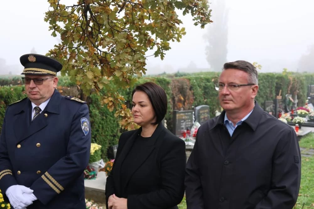 Kod središnjeg križa na Gradskom groblju u Sl. Brodu odana dužna počast svim poginulim i umrlim hrvatskim braniteljima i civilnim žrtvama