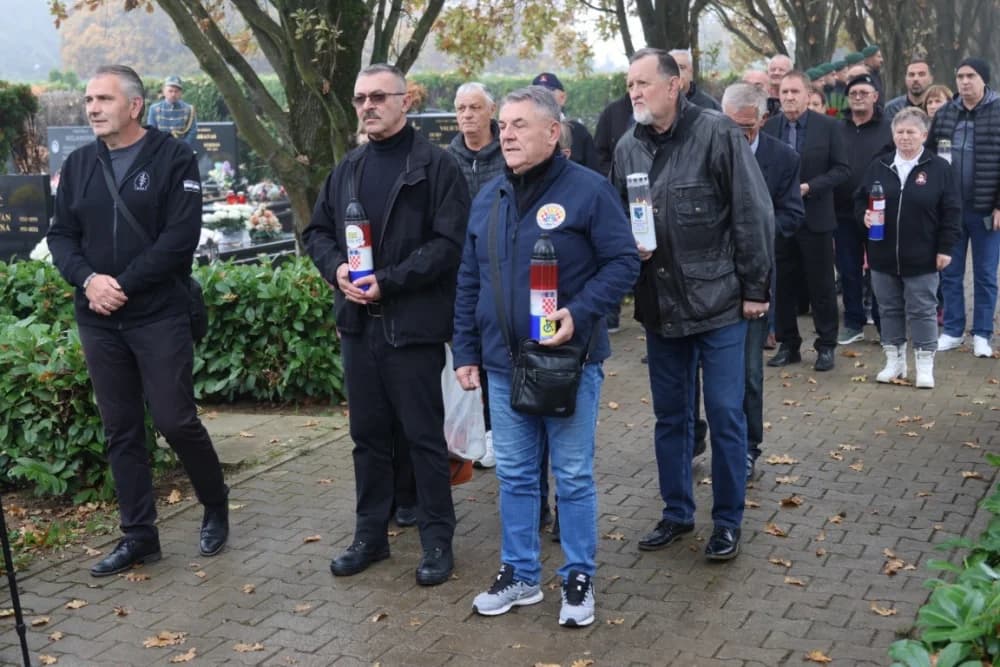 Kod središnjeg križa na Gradskom groblju u Sl. Brodu odana dužna počast svim poginulim i umrlim hrvatskim braniteljima i civilnim žrtvama