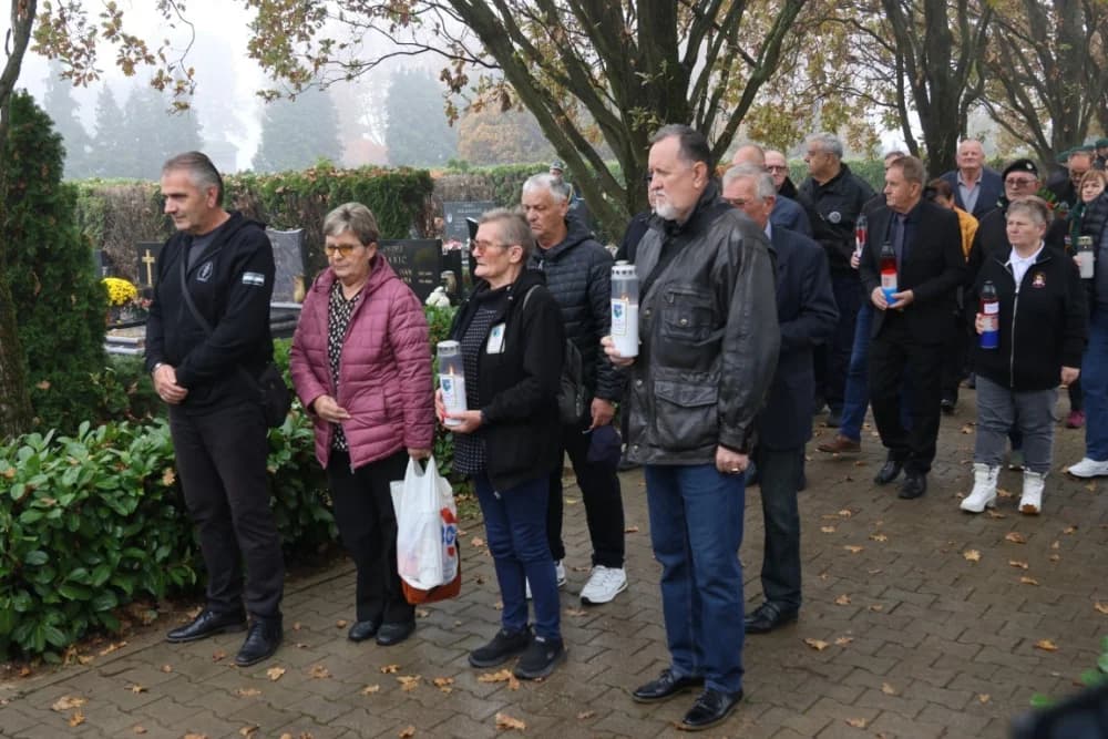Kod središnjeg križa na Gradskom groblju u Sl. Brodu odana dužna počast svim poginulim i umrlim hrvatskim braniteljima i civilnim žrtvama