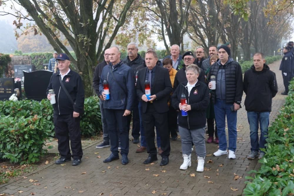 Kod središnjeg križa na Gradskom groblju u Sl. Brodu odana dužna počast svim poginulim i umrlim hrvatskim braniteljima i civilnim žrtvama