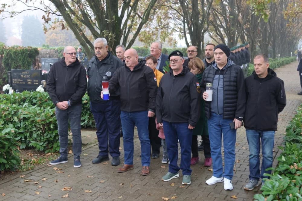 Kod središnjeg križa na Gradskom groblju u Sl. Brodu odana dužna počast svim poginulim i umrlim hrvatskim braniteljima i civilnim žrtvama