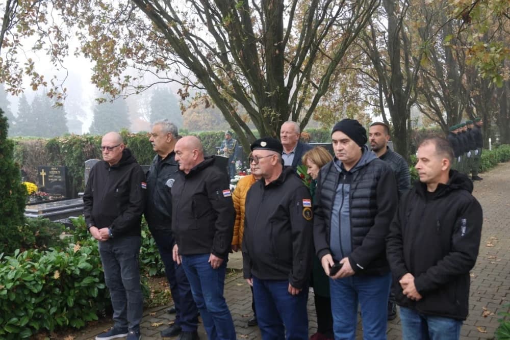 Kod središnjeg križa na Gradskom groblju u Sl. Brodu odana dužna počast svim poginulim i umrlim hrvatskim braniteljima i civilnim žrtvama