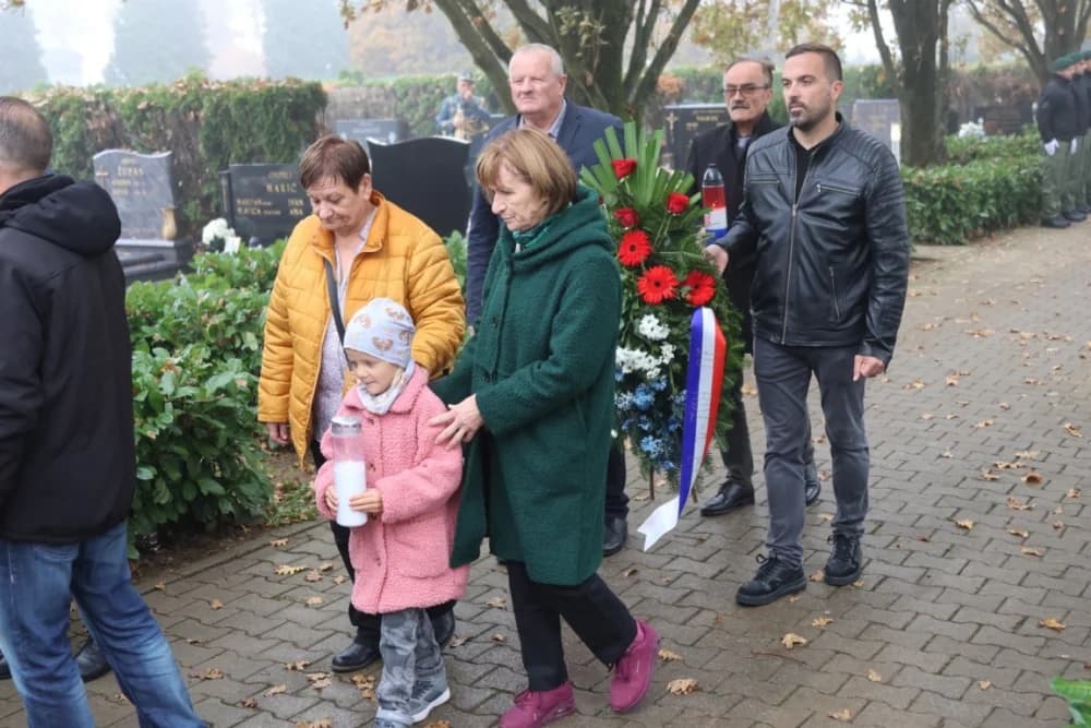 Kod središnjeg križa na Gradskom groblju u Sl. Brodu odana dužna počast svim poginulim i umrlim hrvatskim braniteljima i civilnim žrtvama