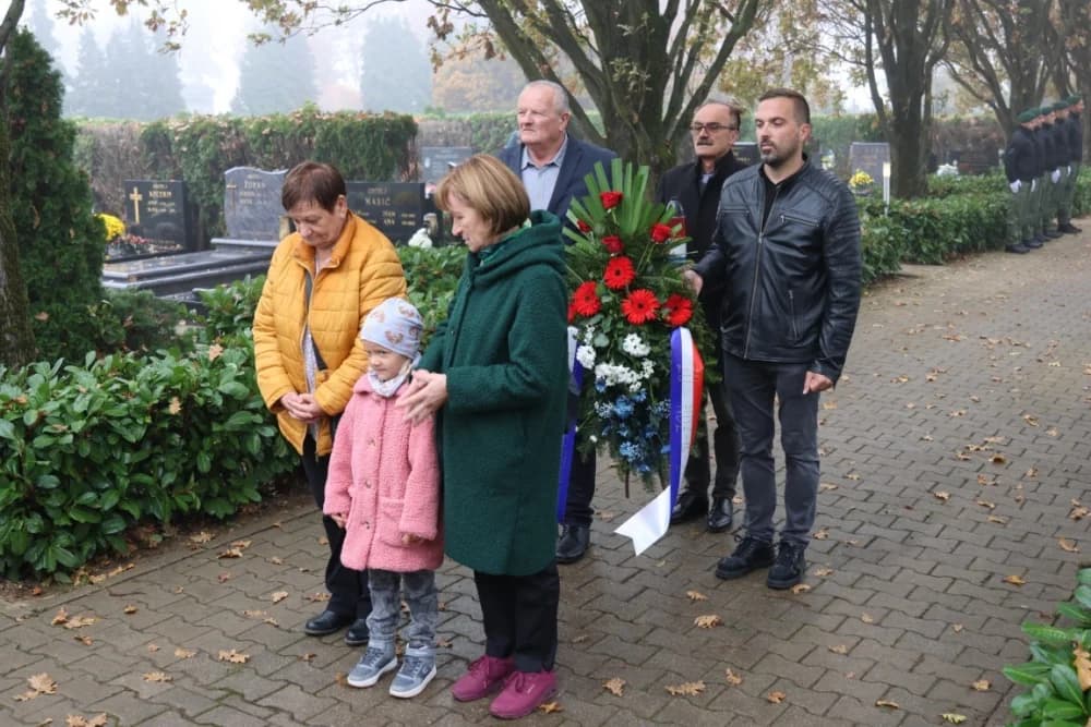 Kod središnjeg križa na Gradskom groblju u Sl. Brodu odana dužna počast svim poginulim i umrlim hrvatskim braniteljima i civilnim žrtvama