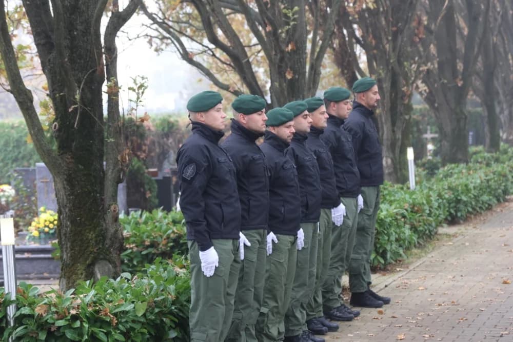 Kod središnjeg križa na Gradskom groblju u Sl. Brodu odana dužna počast svim poginulim i umrlim hrvatskim braniteljima i civilnim žrtvama