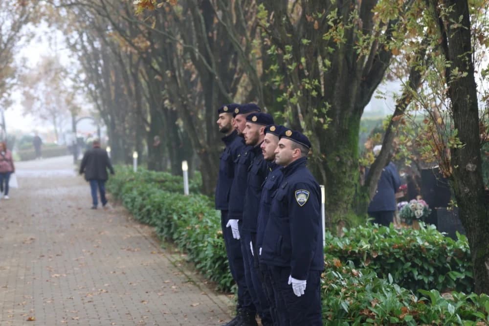 Kod središnjeg križa na Gradskom groblju u Sl. Brodu odana dužna počast svim poginulim i umrlim hrvatskim braniteljima i civilnim žrtvama