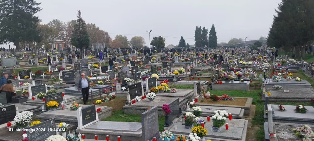 STOTINE BROĐANA NA GROBLJU: Dostojno obilježen blagdan Svih svetih